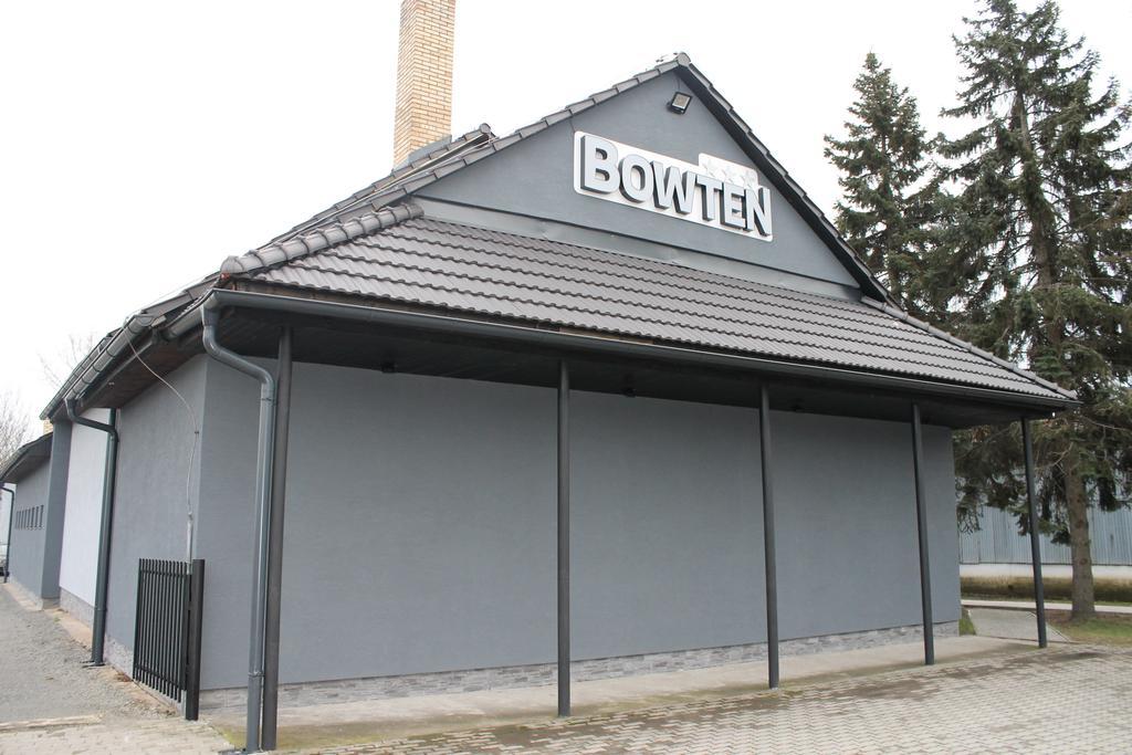 Penzion Bowten Secovce Exteriör bild